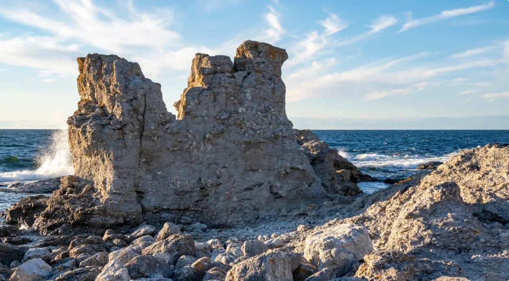 Raukar på en stenig strand på Gotland